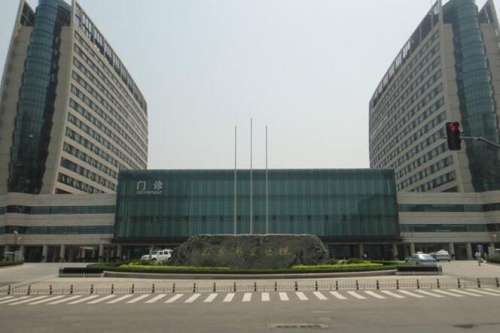 山东省立医院去眼袋找哪个医生好？栾保华、吕仁荣口碑在线！