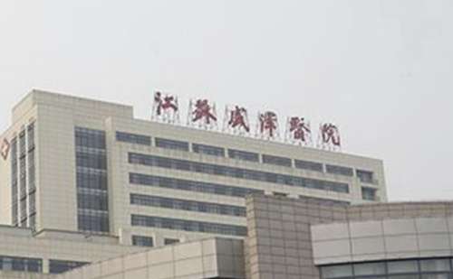 江苏盛泽医院熊亮打玻尿酸丰唇术后一年案例分析