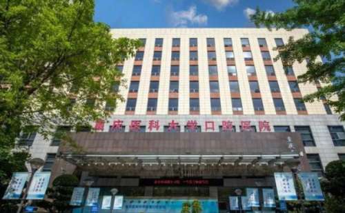 重庆医科大学附属口腔医院赵美林尖牙种植牙术后一年经典案例(效果怎么样?技术评测)